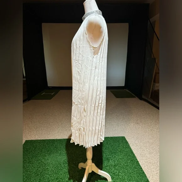 NWOT Pleated Halter Dress In White Size Medium Silver Sequins Around Neck - Picture 5 of 9